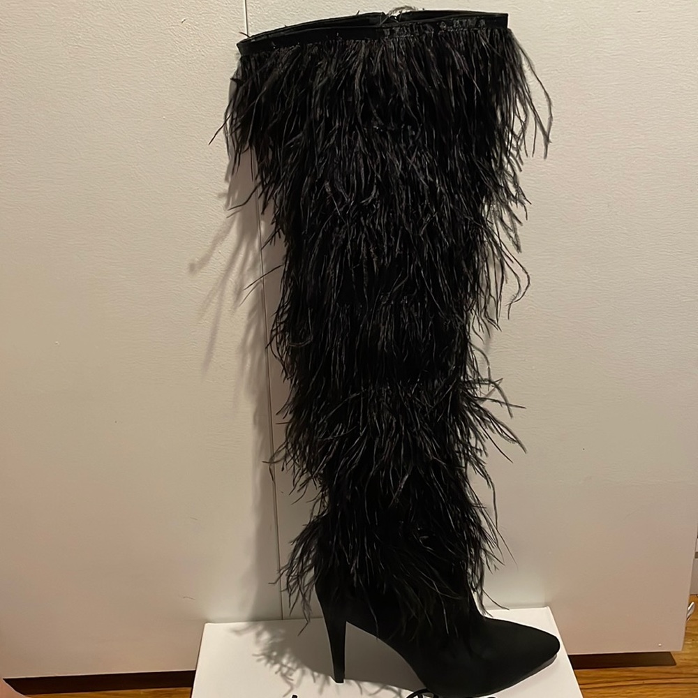 Black knee boot